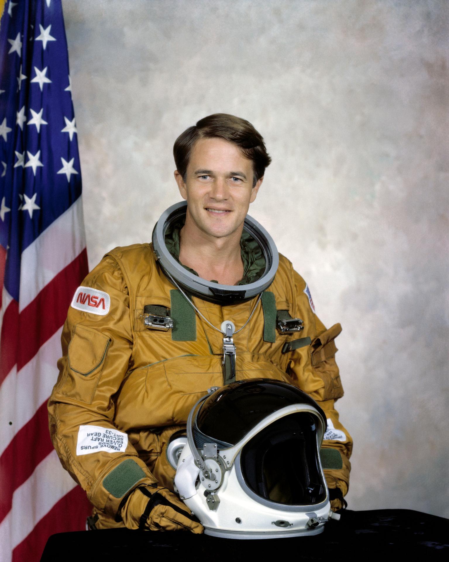 NASA astronotu Joseph P. Allen'ın uzay giysisiyle çekilmiş resmî portresi; S79-36411.
