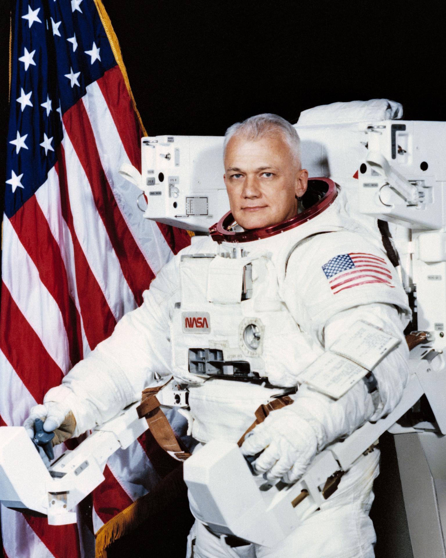Bruce McCandless II; NASA arşivindeki astronot portresi.