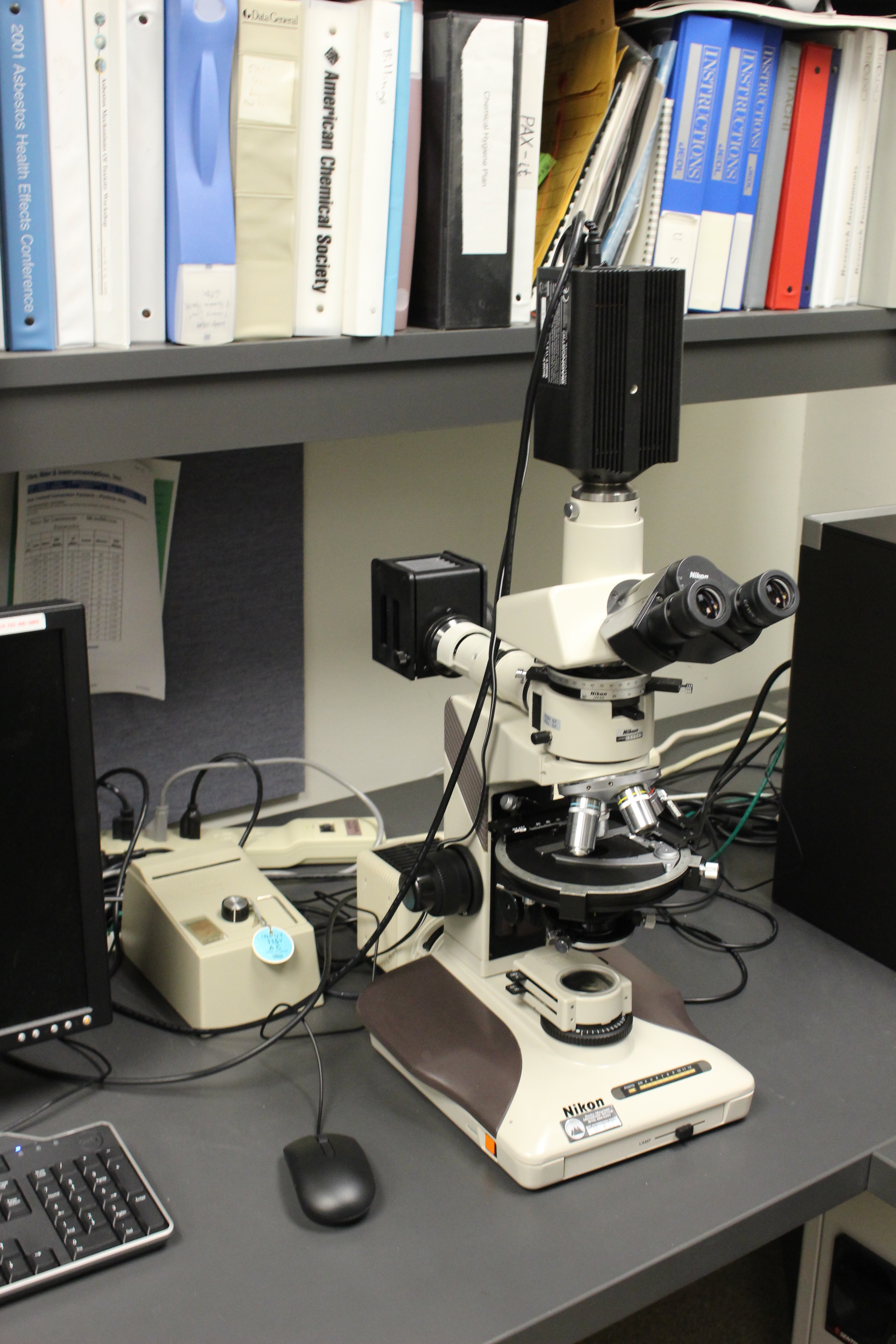 USGS Denver Microbeam Laboratory'de bilgisayara bağlı kamerayla donatılmış petrografik ışık mikroskobu; 2018.