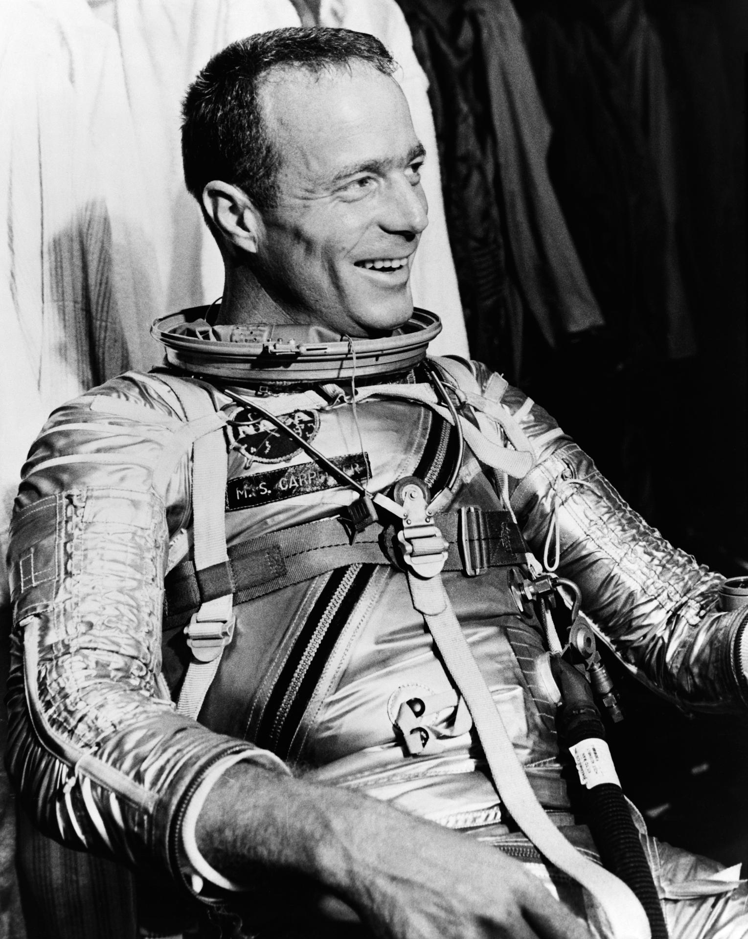 Scott Carpenter’ın NASA arşivindeki uzay giysili portresi.