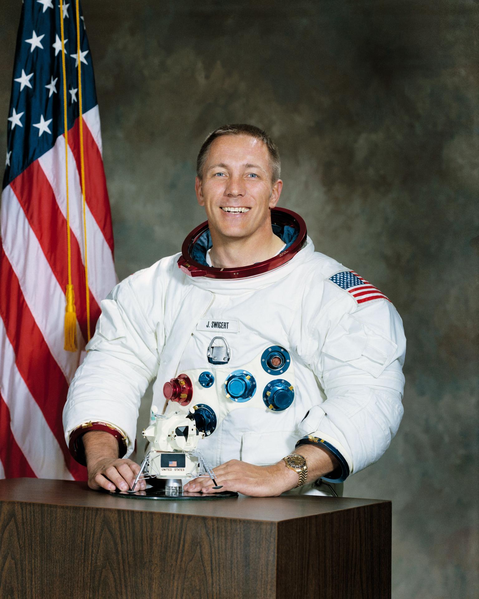 Jack Swigert’in NASA astronot portresi, Aralık 1971.