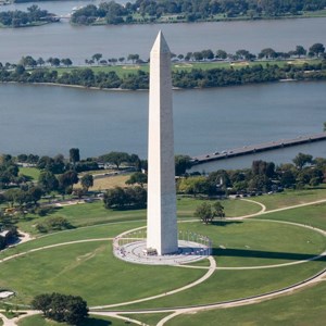 Washington Anıtı ve çevresindeki yeşil alanların havadan görünümü.