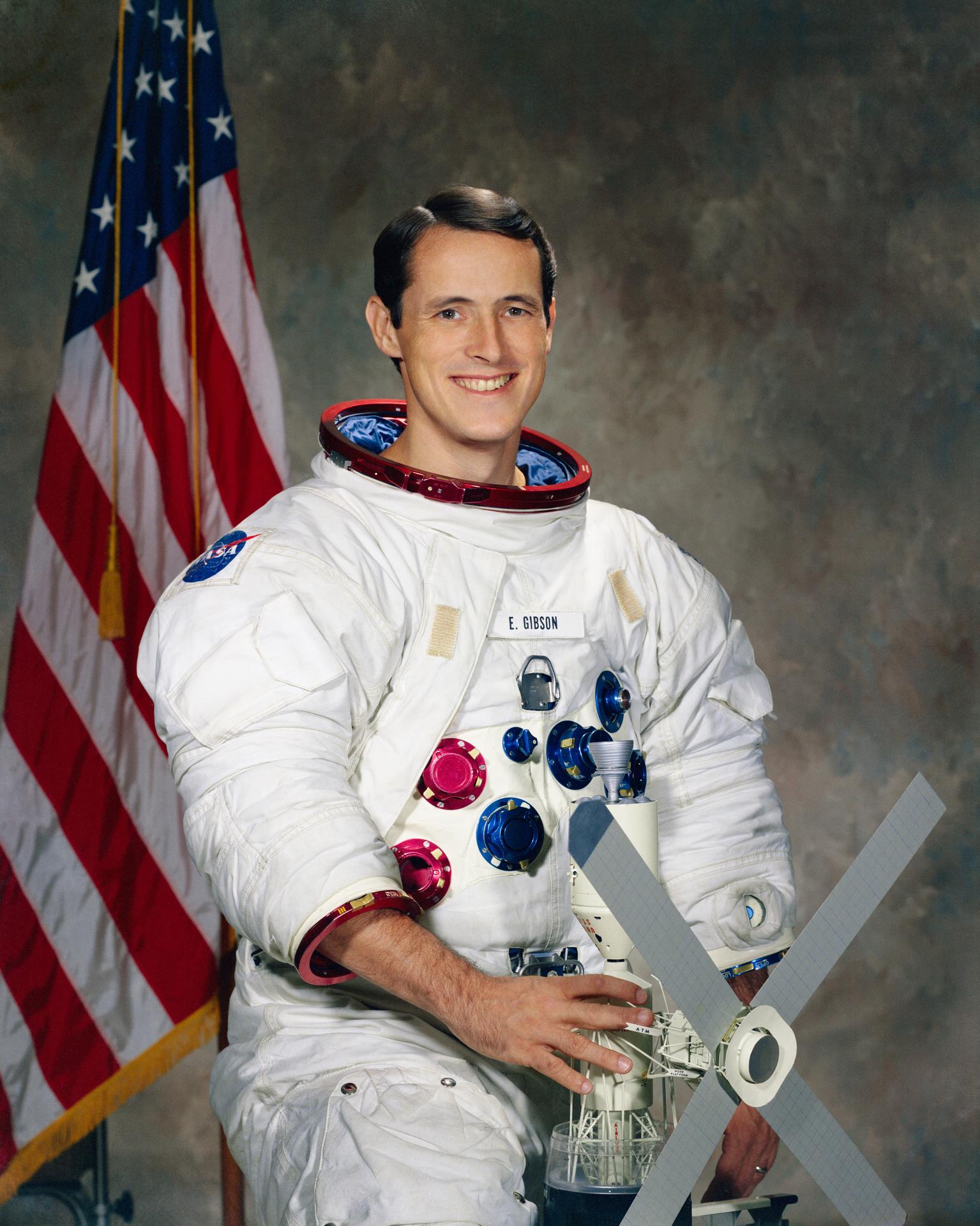 Edward Gibson — NASA arşiv fotoğrafı.