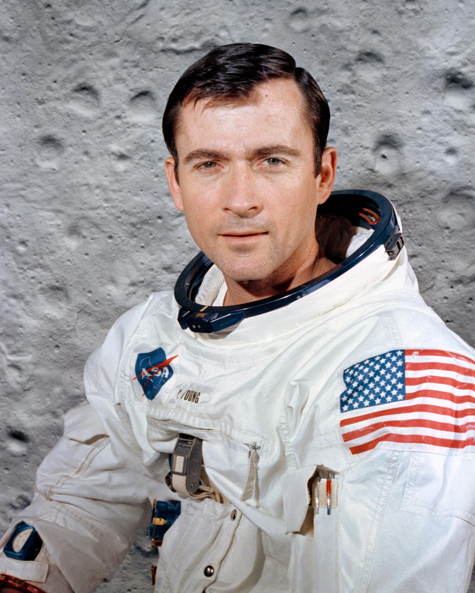 John Young’ın Apollo 10 görevi için çekilmiş NASA portresi, Nisan 1969.