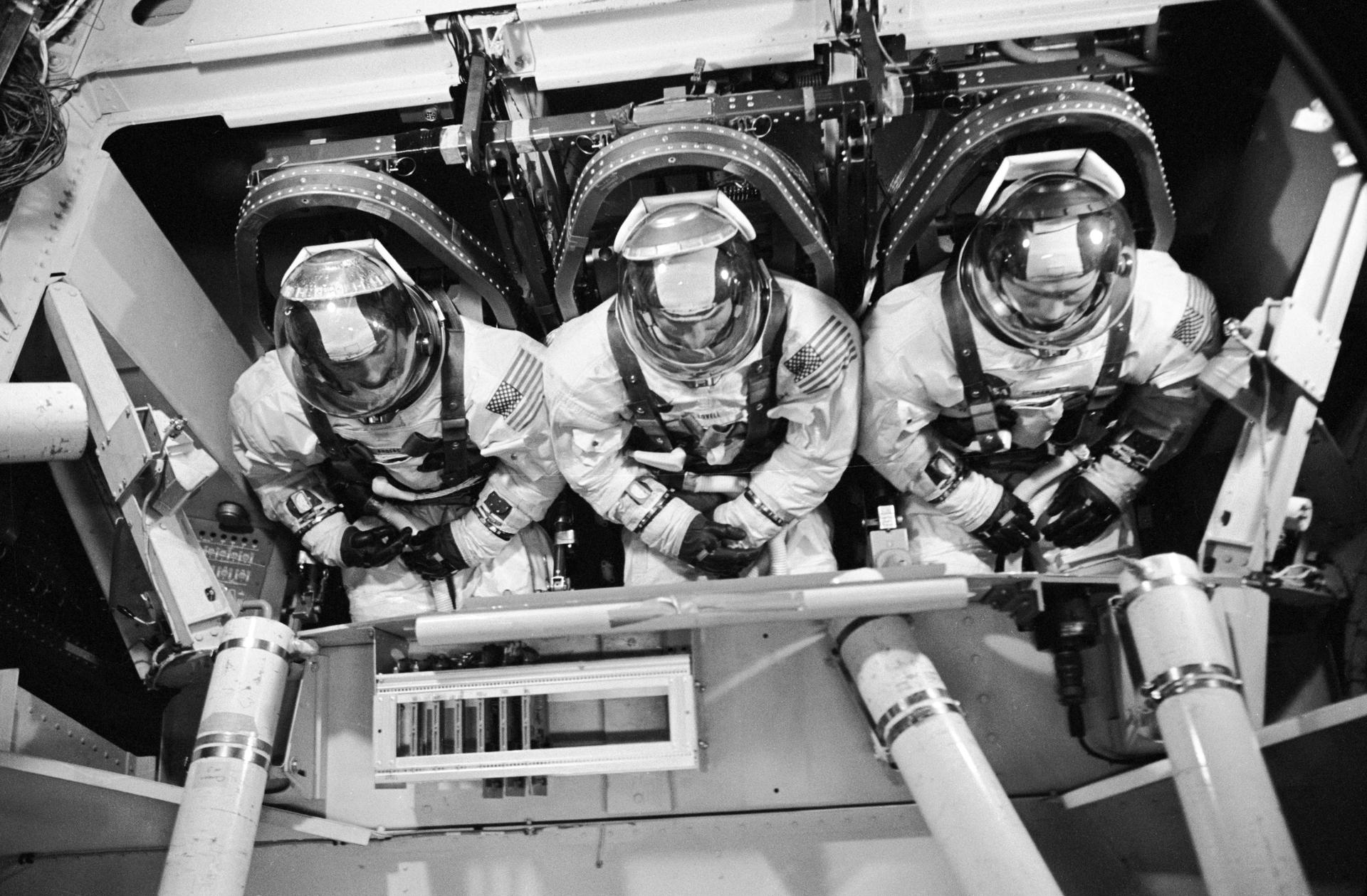 Apollo 8 mürettebatı eğitim sırasında: ortada Jim Lovell, solda William Anders, sağda Frank Borman; NASA fotoğrafı.