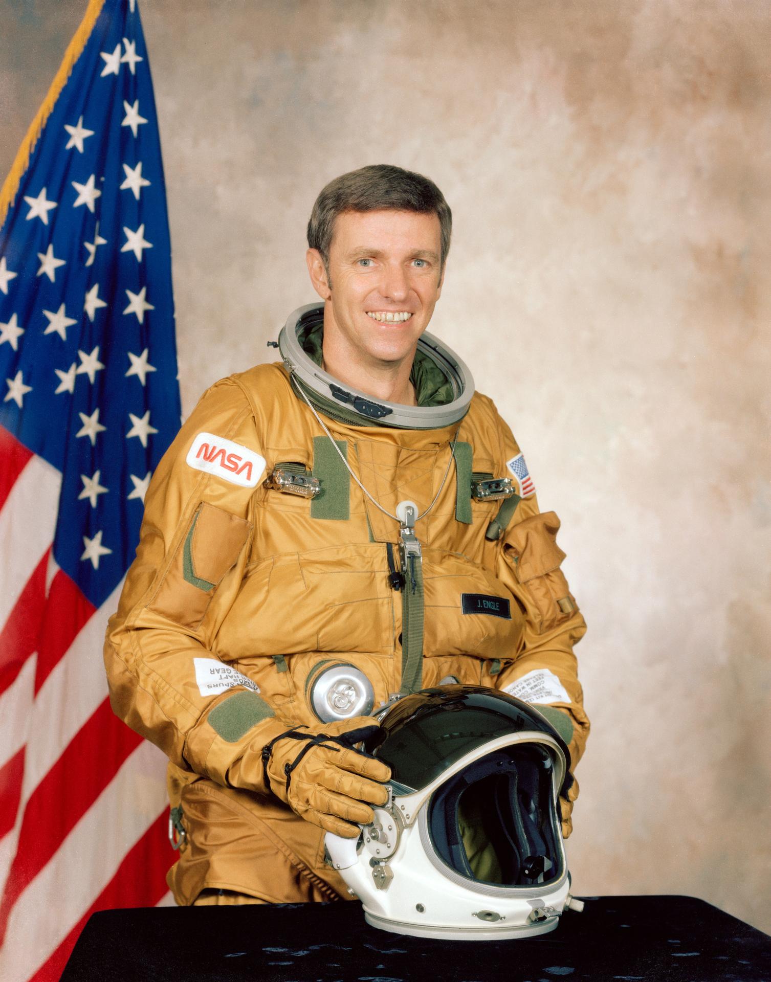 Joe Engle; NASA arşivindeki astronot portresi.