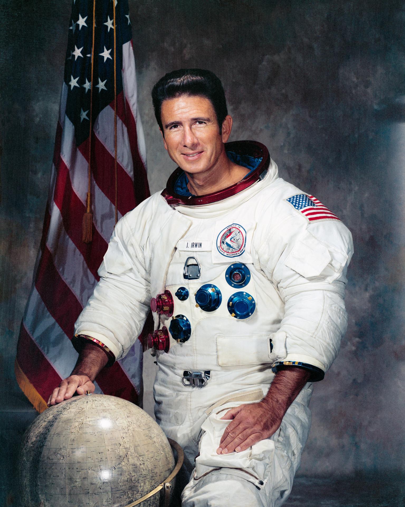 James Irwin’in resmî NASA astronot portresi.