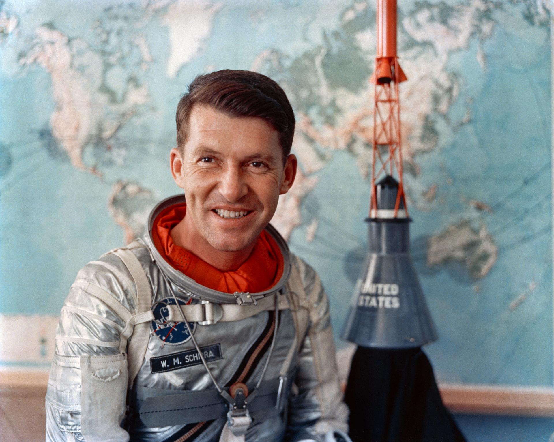 Wally Schirra, Mercury kapsülü modeliyle; NASA arşiv fotoğrafı.