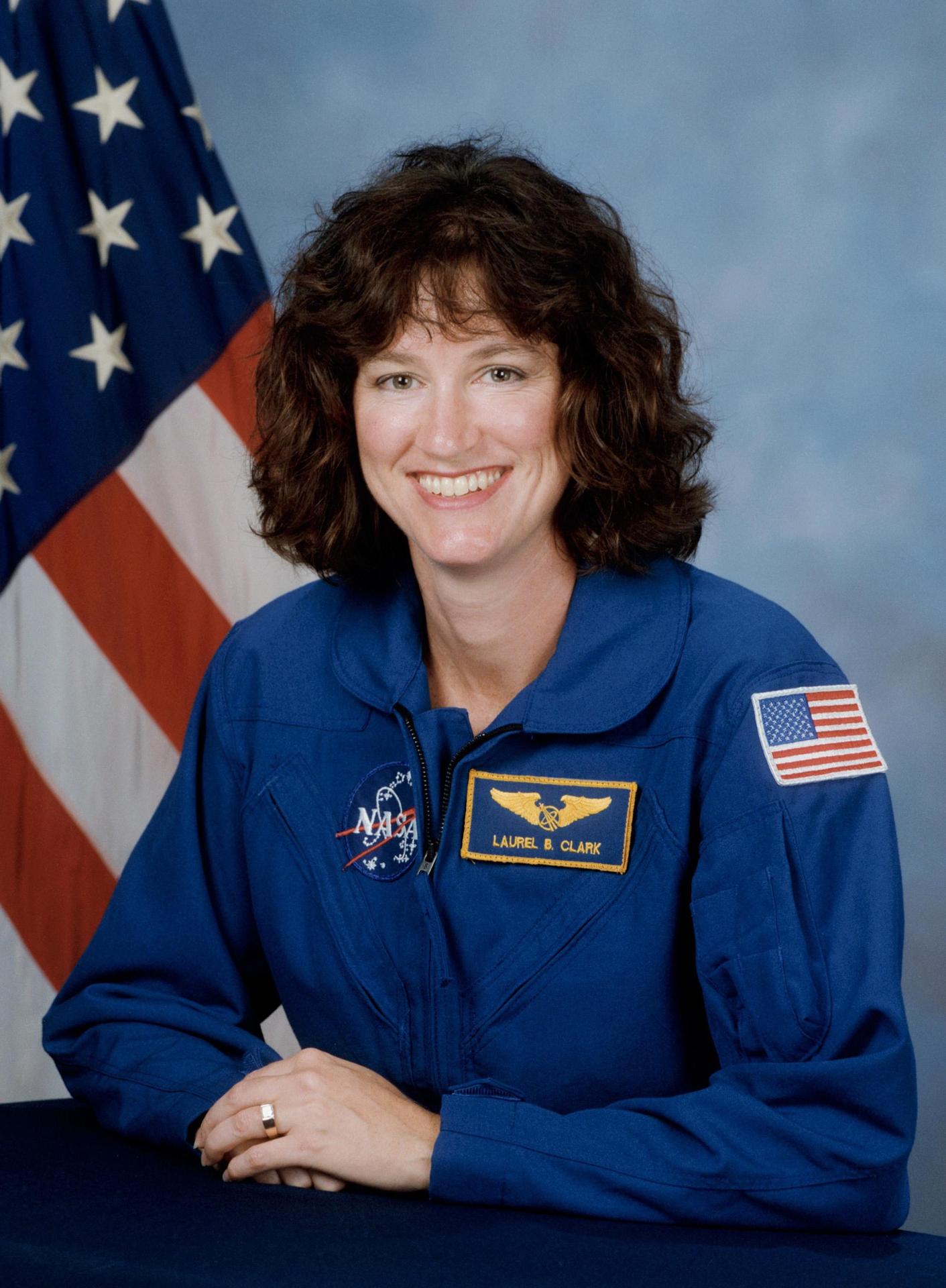 Laurel Clark; NASA arşivindeki astronot portresi.