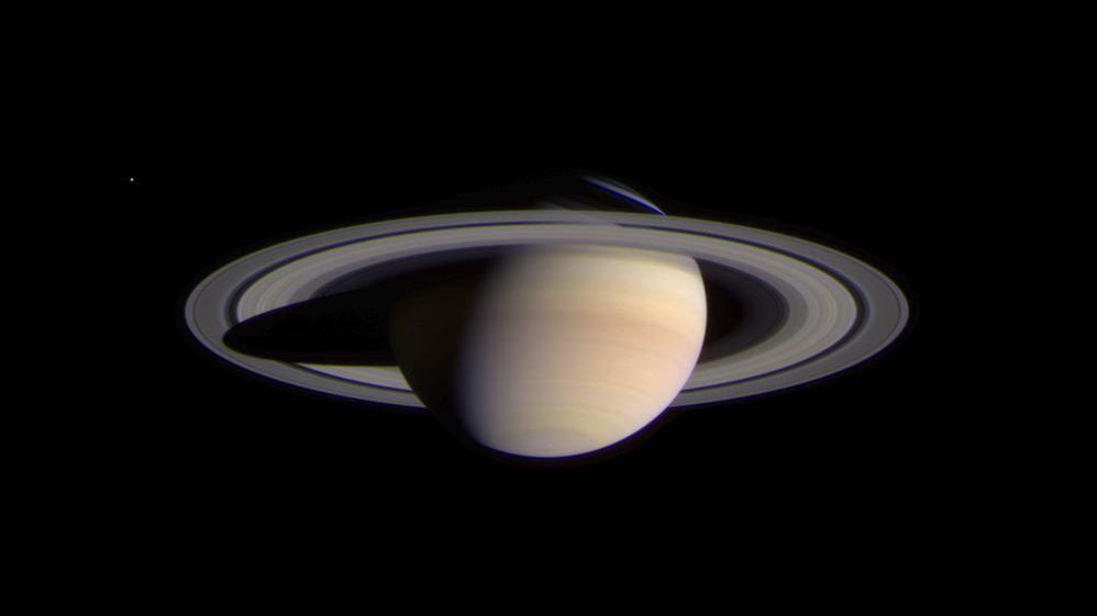 Cassini’nin 9 Şubat 2004 tarihli Satürn ve halkaları görüntüsü; görünürlüğü artırmak için renk ve kontrast hafifçe güçlendirilmiştir.