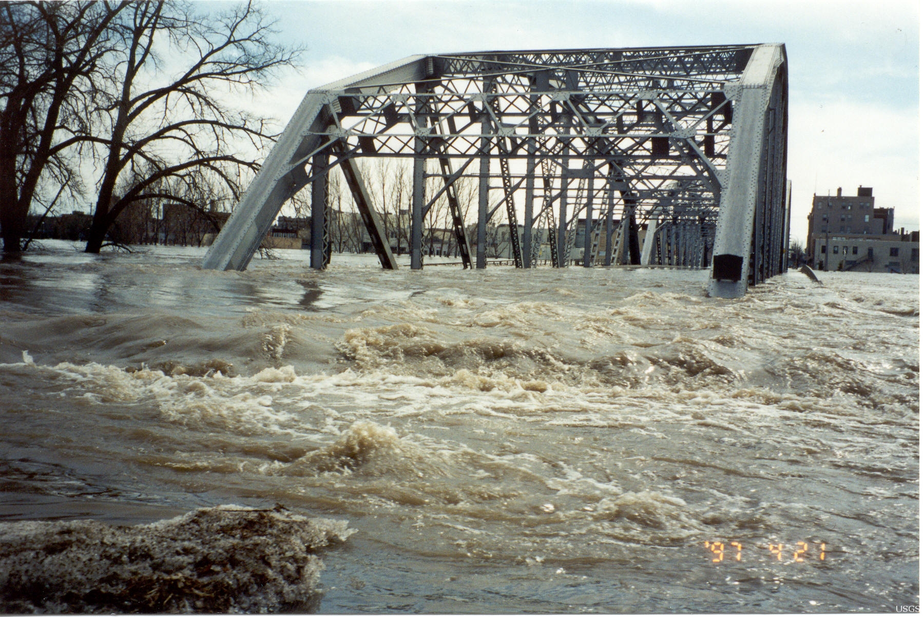 21 Nisan 1997'de Red River taşkını sırasında Grand Forks ile East Grand Forks arasındaki Sorlie Köprüsü.