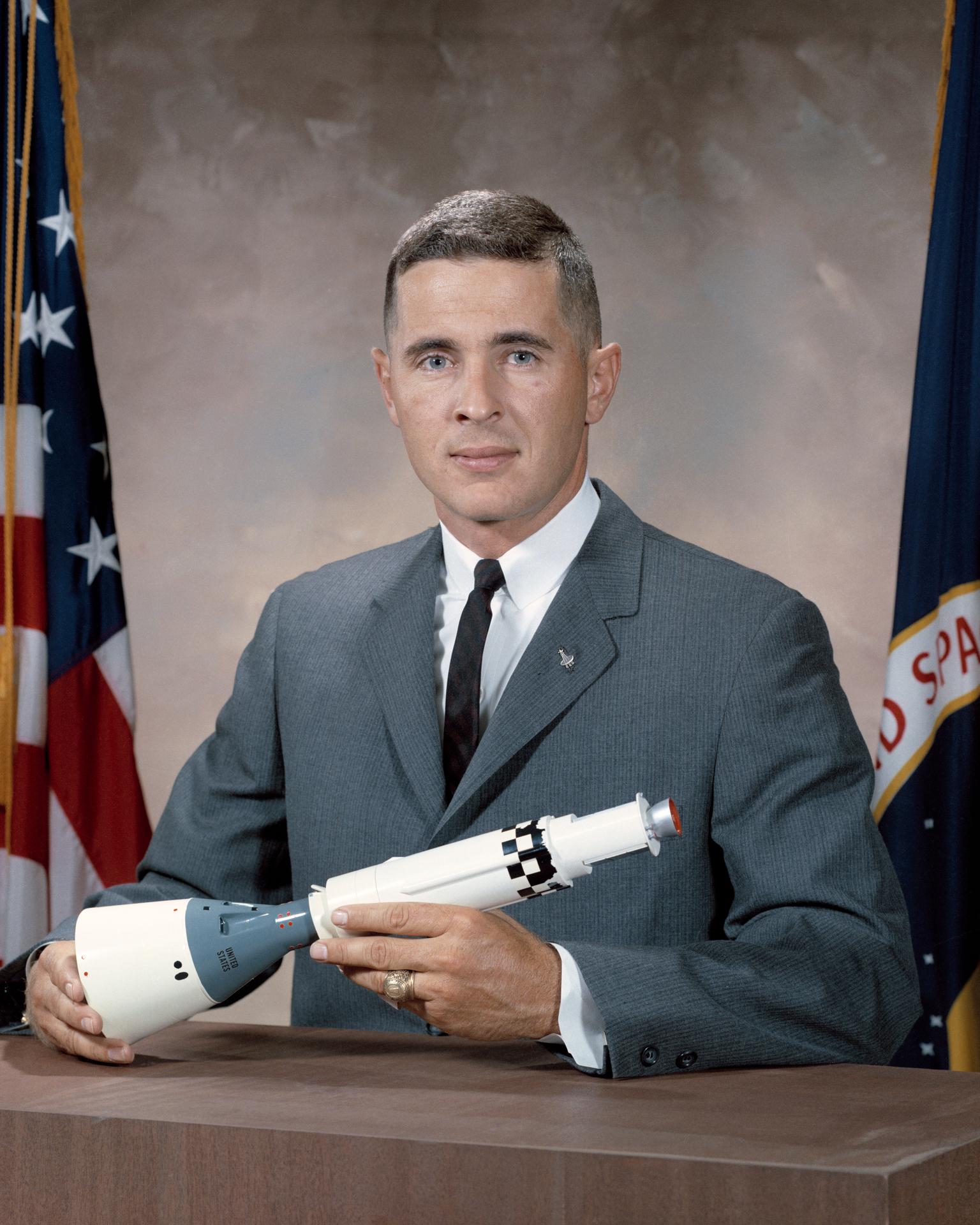 William Anders'in Apollo uzay aracı modeli yanında çekilmiş resmî NASA portresi; S64-31555.