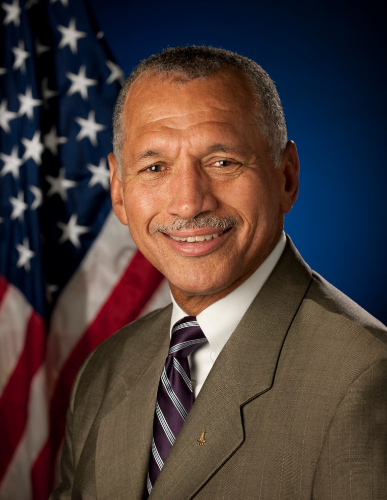 Charles F. Bolden Jr.’ın NASA yöneticiliği dönemindeki resmî portresi.