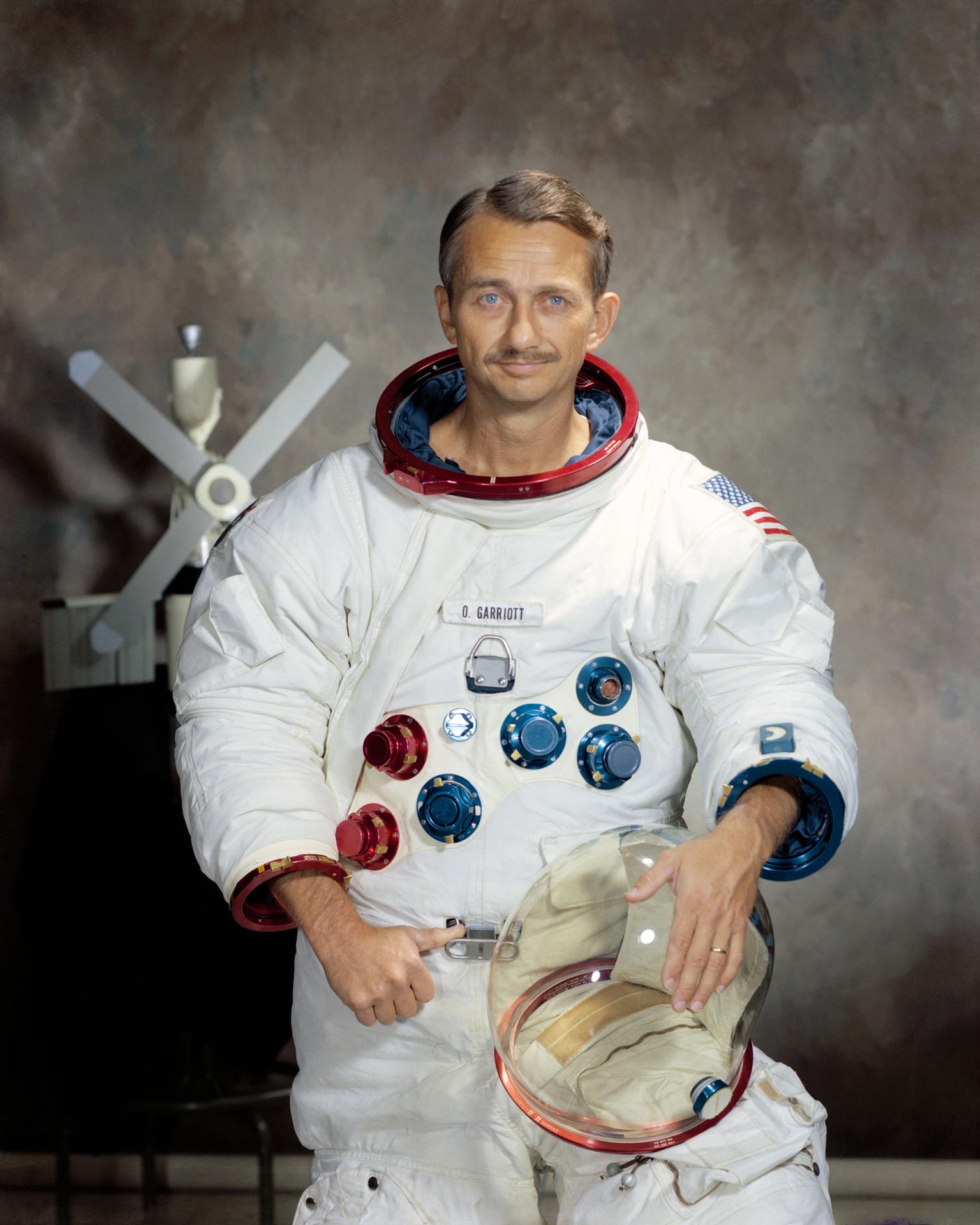 Owen K. Garriott; NASA arşivindeki astronot portresi.