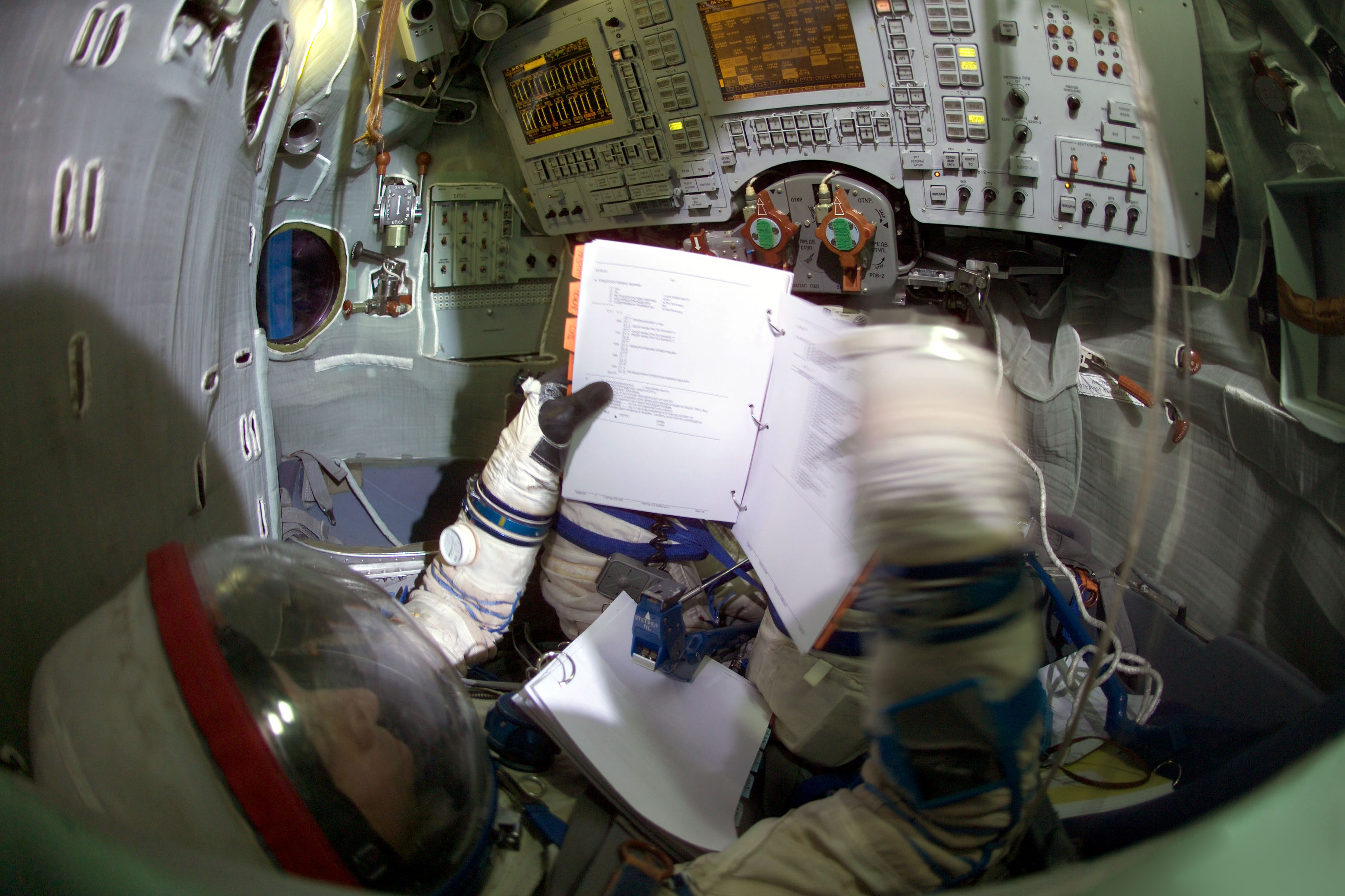 Thomas Reiter, Moskova yakınlarındaki Star City'de Soyuz TMA simülatöründe Sokol giysisiyle eğitim sırasında; 2006.
