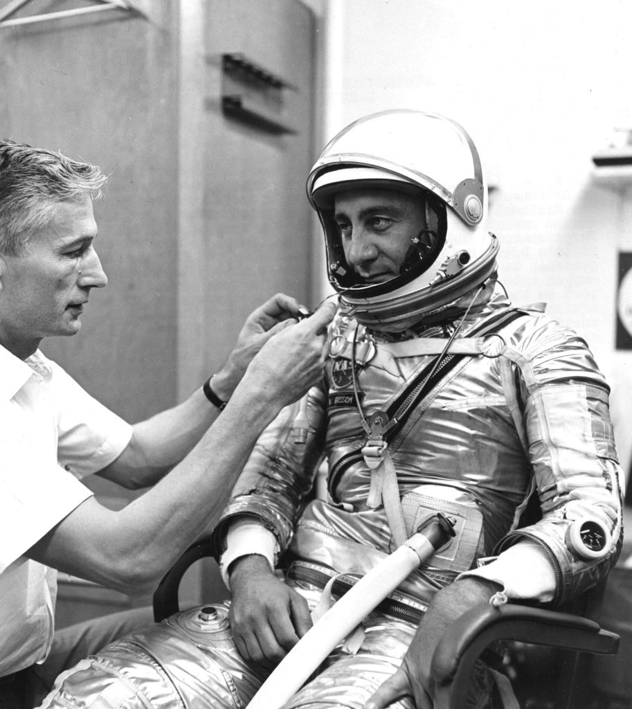 Gus Grissom’ın Mercury uçuşu hazırlığında giysi kontrolü; NASA fotoğrafı.