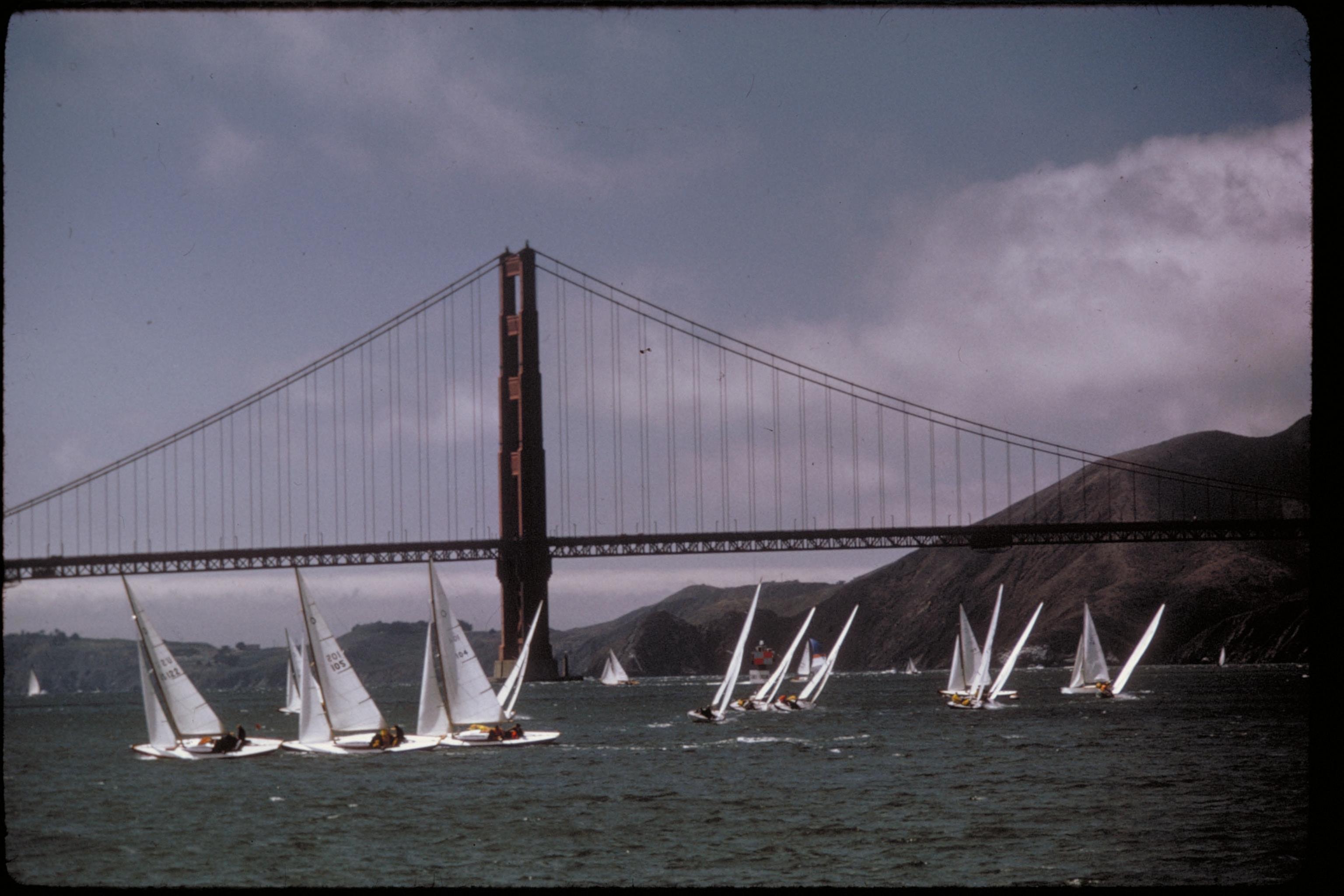 Golden Gate Köprüsü ve yelkenliler; NPS arşiv fotoğrafı, 1980–1999.