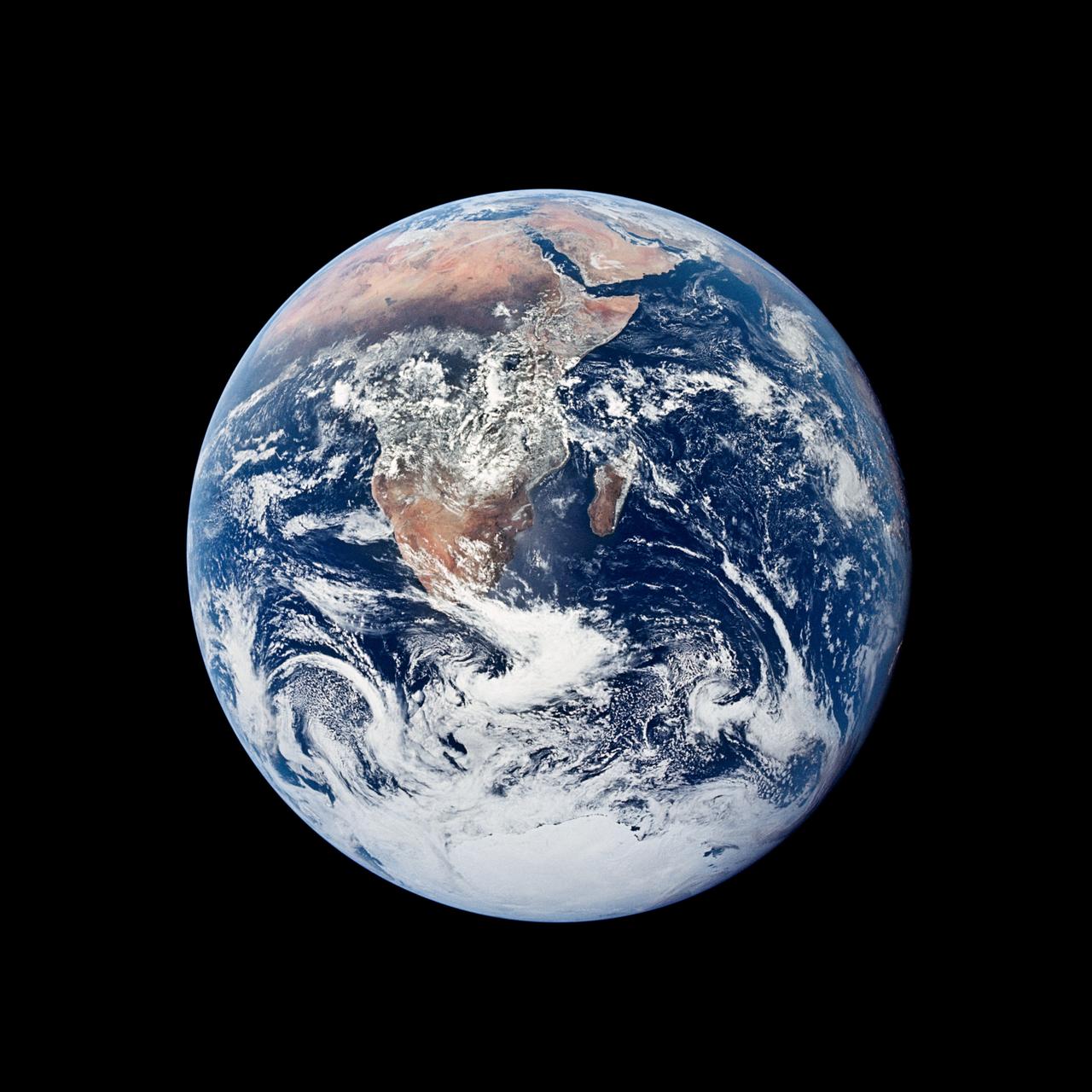 Apollo 17 mürettebatının 7 Aralık 1972 tarihinde Ay’a yolculuk sırasında çektiği Dünya fotoğrafı. Afrika, Arap Yarımadası ve Antarktika görülür.