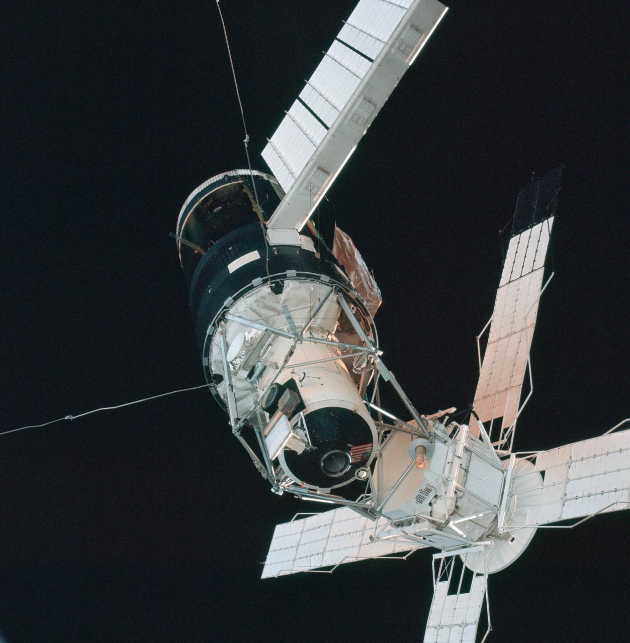 Skylab 3 komuta modülünden, kenetlenme öncesi inceleme uçuşunda çekilen Skylab uzay istasyonu fotoğrafı; 28 Temmuz 1973 (SL3-114-1660).