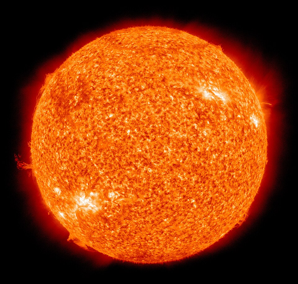 NASA SDO'nun aşırı morötesi dalga boyunda kaydettiği, yapay renklendirilmiş Güneş görüntüsü.