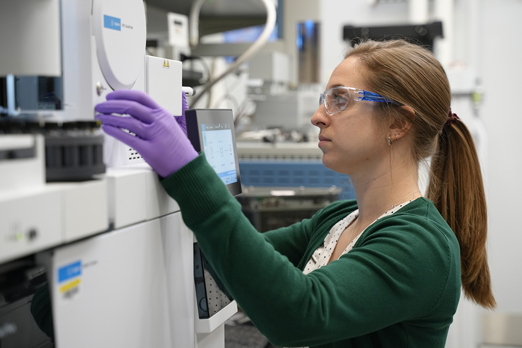 Briana Capistran’ın NIST laboratuvarında hızlı gaz kromatografisi–kütle spektrometrisi düzeneğiyle çalışması; 2024.