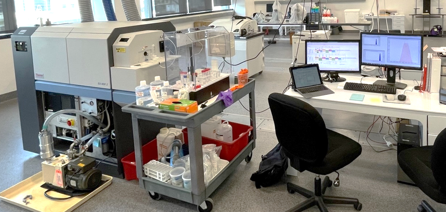 NIST laboratuvarındaki kütle spektrometrisi donanımı ve ölçüm bilgisayarları.